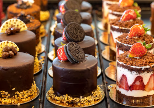 petits-gateaux-exposes-au-comptoir-patisserie_659681-803 petits-gateaux-exposes-au-comptoir-patisserie_659681-803